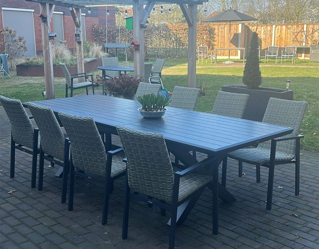 Van de Lentezon genieten op de nieuwe tuinstellen